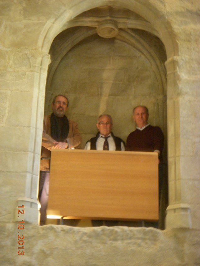 2013 Sortie d'automne à Carcassonne Dans le grand réfectoire, 3 frères chantent l\'hymne des AAA : 1381674092.dscn0593.jpg