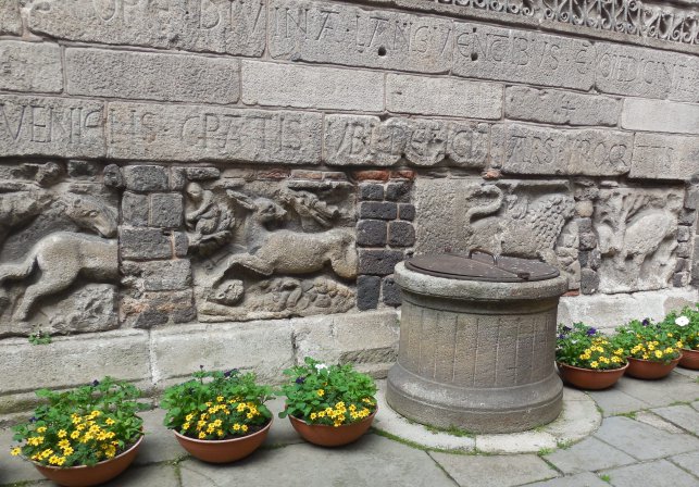 2016 - Patrimoine du Puy en Velay Restes de sculptures gallo-romaines insérés à la base du clocher : 1465664047.dscn5725.jpg