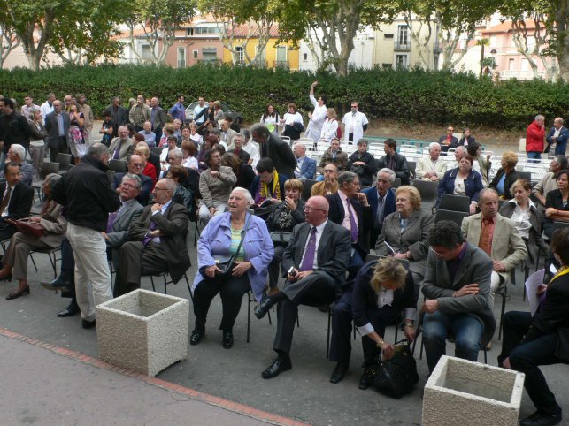 2008 - Le bicentenaire ! Un public nombreux devant le perron : 1356288208.p1000310.jpg