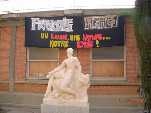 2008 - Le bicentenaire ! L'affiche des élèves dans la cour d'honneur : 1356289072.2008.10.arago.bicentenaire.20.jpg