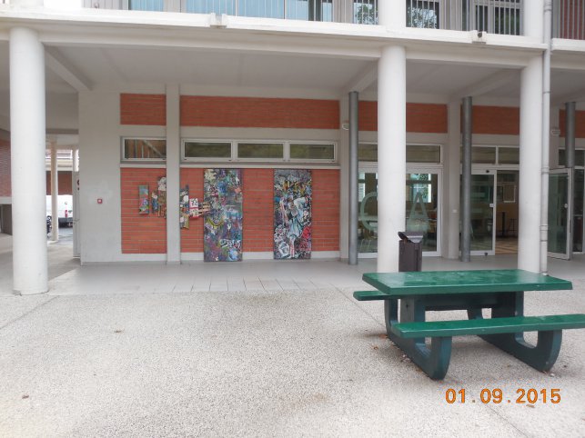 Un Lycée tout neuf à la rentrée 2015 la cour des sciences côté self : 1441181305.dscn1093.jpg