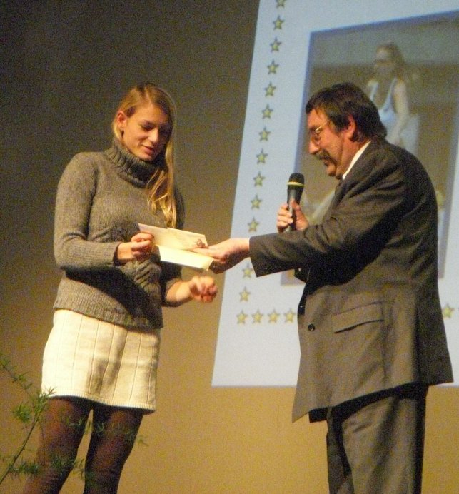 Photos de promotion 2013 remise du chèque à Emeline par le président des AAA : 1451294996.2013.11.arago.prix.132.jpg