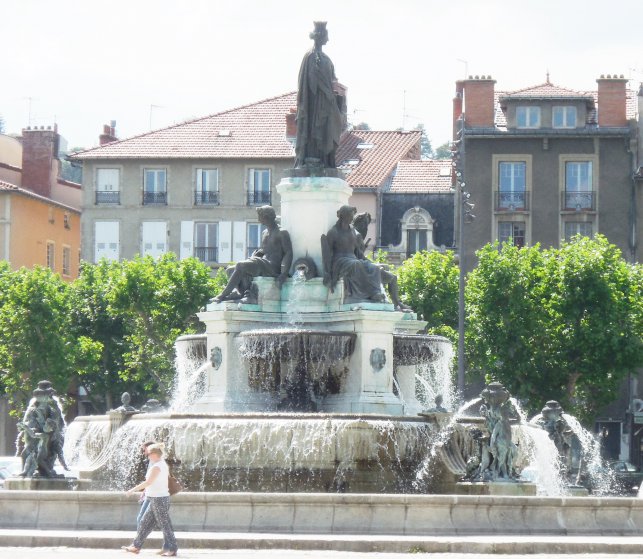 2016 - Le Puy en Velay La fontaine Crozatier sur la place du Breuil : 1465573076.dscn5490.jpg
