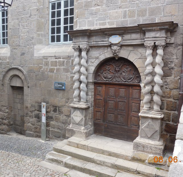 2016 - Le Puy en Velay Une porte d'un Hôtel particulier dans la Ville Haute : 1465573295.dscn5512.jpg