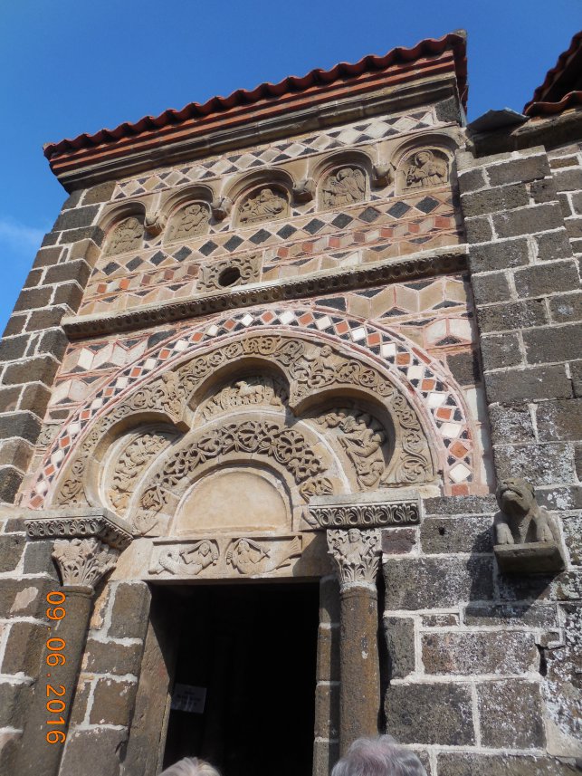 2016 - Le Puy en Velay La belle façade de l'église millénaire de St Michel Archange : 1465573734.dscn5556.jpg