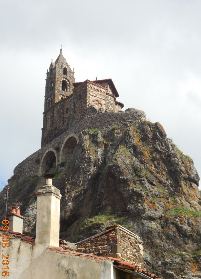 2016 - Le Puy en Velay St Michel sur son rocher vu d'en bas... : 1465574059.dscn5610.jpg