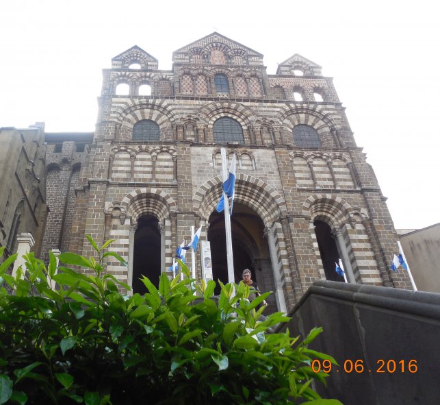 2016 - Le Puy en Velay La façade de la Cathédrale depuis le pied de l'escalier (encore un !) monumental... : 1465574208.dscn5619.jpg