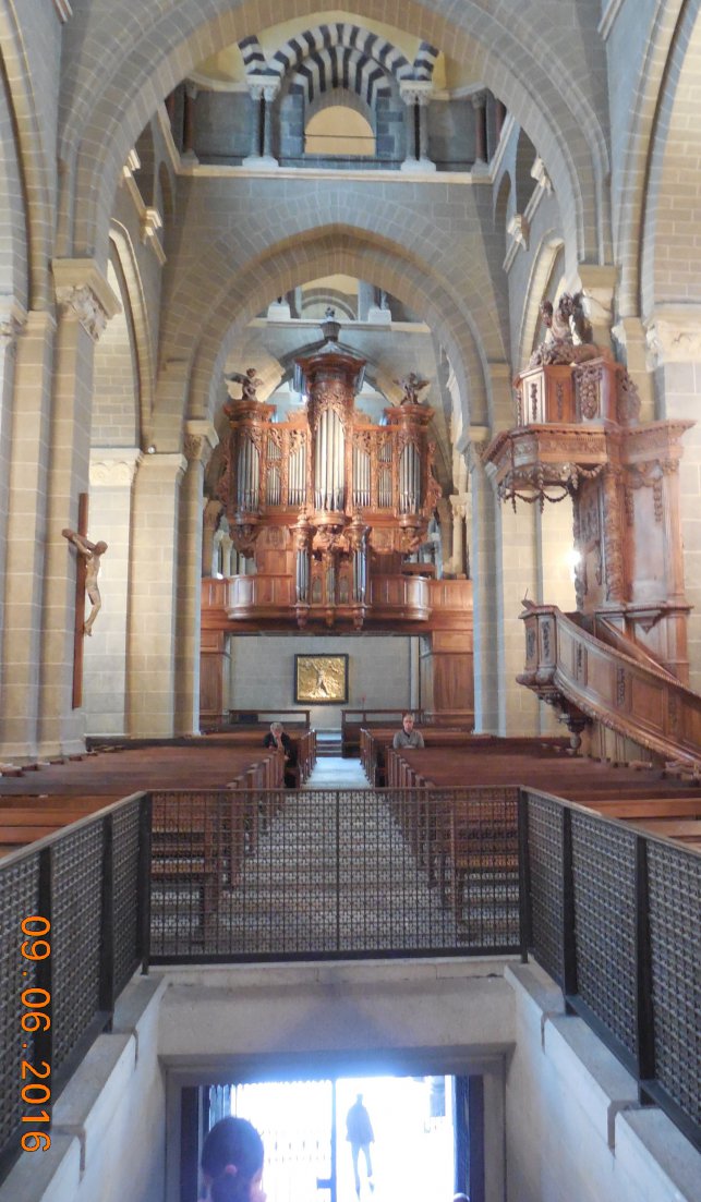 2016 - Le Puy en Velay Le "nombril" de la Cathédrale par où entrent les fidèles : 1465574614.dscn5640.jpg