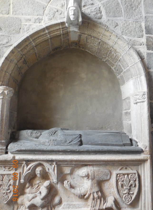 2016 - Patrimoine du Puy en Velay Tombe d\'un des évêques du Puy sous le clocher : 1465664111.dscn5728.jpg