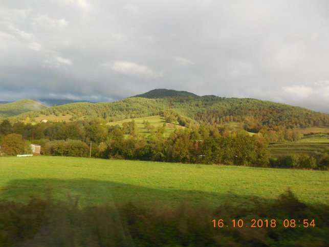 2018 Octobre Montserrat La plaine de Camprodon au soleil levant : 1539960284.dscn8948.jpg