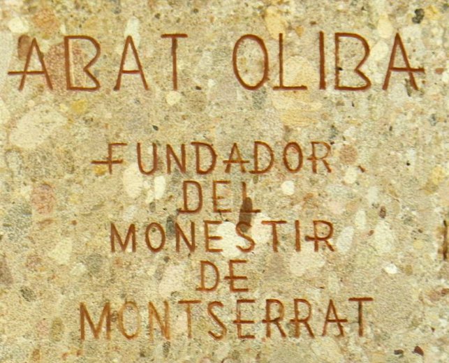 2018 Octobre Montserrat Et enfin Montserrat : 1540115826.plaque.commemorative.du.fondateur.du.monastere.jpg