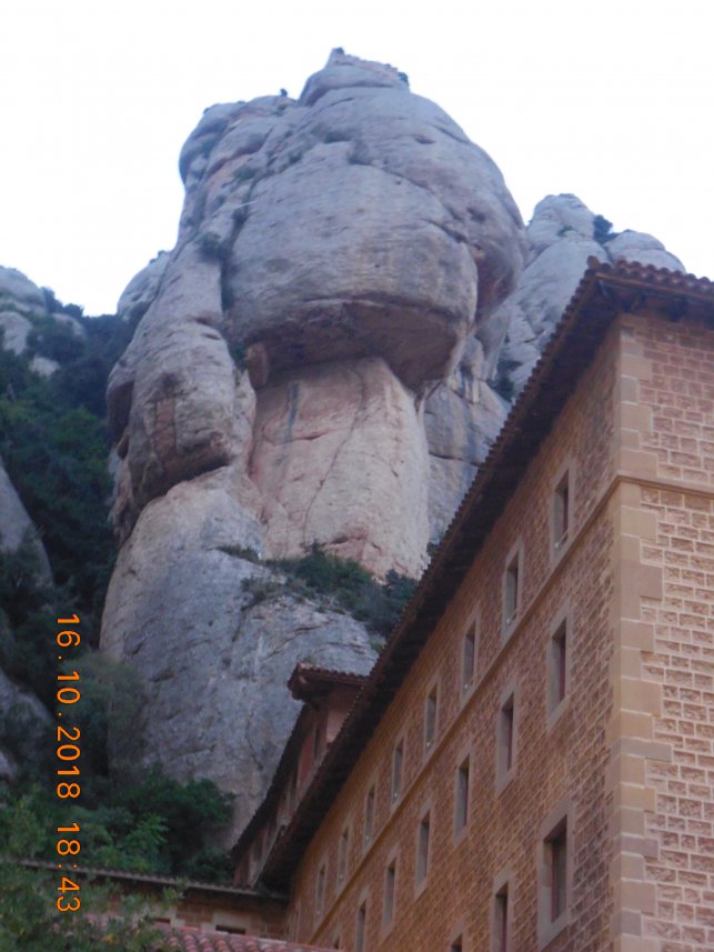 2018 Octobre Montserrat Sous ses rochers impressionnants : 1540116726.dscn9021.jpg