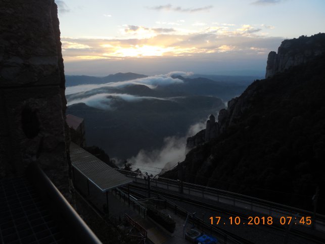 2018 Octobre Montserrat lever de soleil sur la plaine : 1540116830.dscn9028.jpg