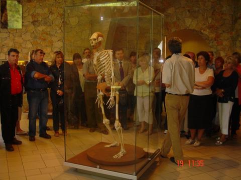 2004 Sept 19 - Sortie Tautavel  visite du musée : gal_1330786654_N.jpg