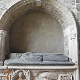 Tombe d\'un des évêques du Puy sous le clocher